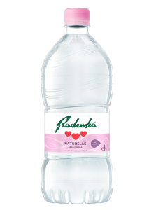 Acqua minerale naturale in una bottiglia di plastica