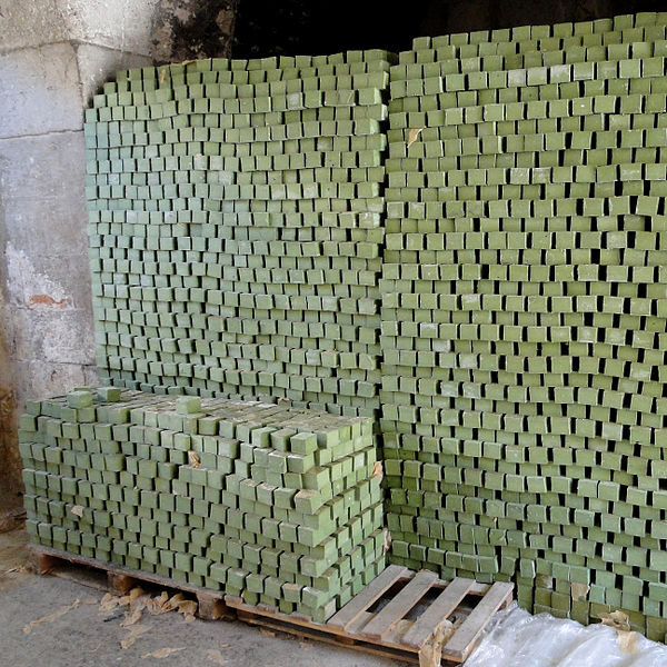 Aleppo seebi virnad laagerdumas enne kasutamist või müüki