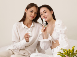 Kaks naist emuõli pudelitega – naturaalne nahahooldus ja heaolu