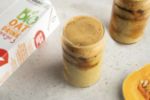 Pumpkin spice chia latte kaerajoogiga ja kohvivahuga