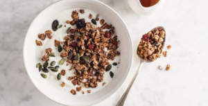 Kodune valgurikas müsli kaerahelveste, seemnete ja taimse proteiiniga