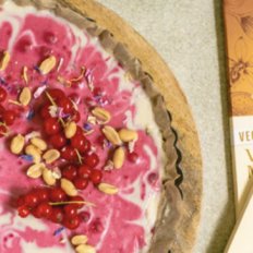 Vegan tort valge šokolaadi ja värskete marjadega