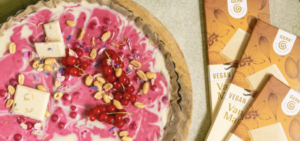 Vegan tort valge šokolaadi ja värskete marjadega