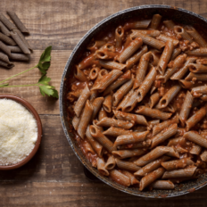Gluteenivaba tatarpasta köögiviljase vegan raguu kastmega, serveeritud taldrikul