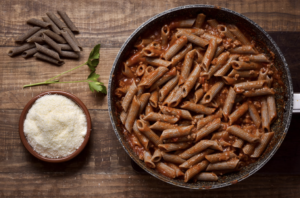 Gluteenivaba tatarpasta köögiviljase vegan raguu kastmega, serveeritud taldrikul