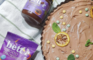 Taimne toorjuustukook sidruni ja Bett’r Choco Spaceships’iga, serveeritud ja kaunistatud värske mündiga