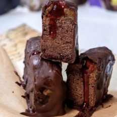 Kodused vegan proteiinibatoonid vaarikakihi ja šokolaadiniristusega