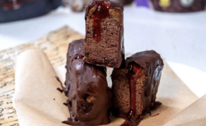Kodused vegan proteiinibatoonid vaarikakihi ja šokolaadiniristusega