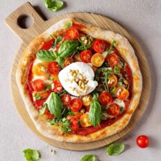 See suvine pitsa on valmistatud Bauckhof gluteenivabast pitsajahust ja kaetud burrata juustu, kirsstomatite ning basiilikuga. Täiuslik kerge roog, mis maitseb kõige paremini värskelt ahjust tulles.