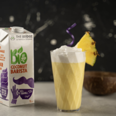 Kreemjas piña colada smuuti, serveeritud klaasides, ananassiviilu ja jääkuubikutega.