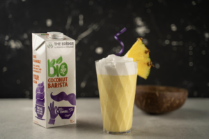 Kreemjas piña colada smuuti, serveeritud klaasides, ananassiviilu ja jääkuubikutega.