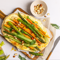 Gluteenivaba kevadine pita porgandi ja rohelise spargliga, serveeritud värskelt ja soojalt
