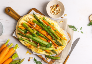 Gluteenivaba kevadine pita porgandi ja rohelise spargliga, serveeritud värskelt ja soojalt