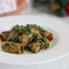 Punase läätse ja riisi pasta musta lehtkapsa-pistaatsiapesto ja taimse bešamellikastmega taldrikul.