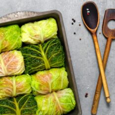 Vegan kapsarullid tofu ja köögiviljadega taldrikul