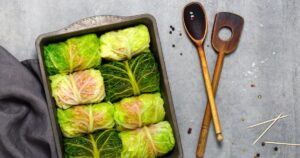Vegan kapsarullid tofu ja köögiviljadega taldrikul