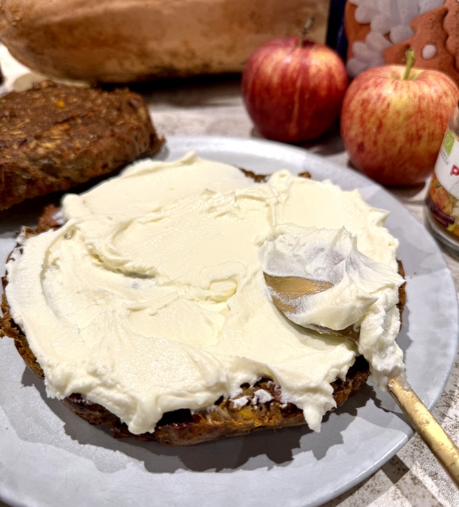 IMG_7841 Toorjuustukreemi määrimine koogile või tordipõhjale.