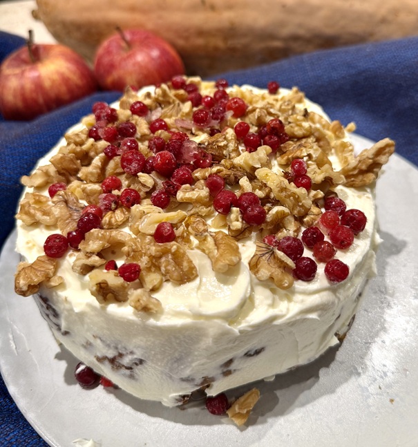 IMG_7842 Kõrvitsa-õunakook toorjuustukreemiga, kaunistatud kreeka pähklite ja marjadega